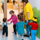 Ile dzieci na jednego opiekuna – w żłobku, przedszkolu, na wycieczce. Sprawdź wszystko w jednym miejscu